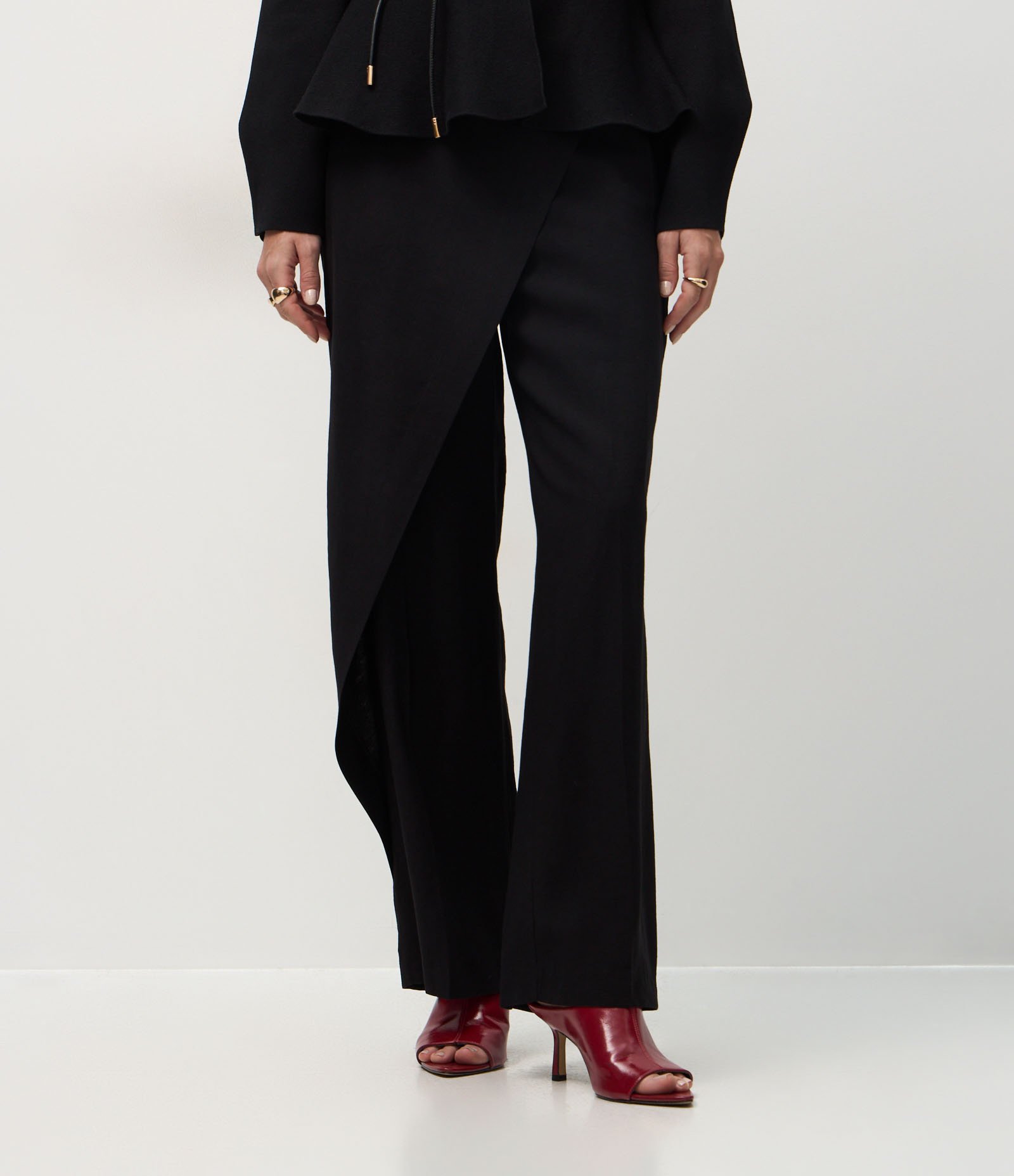 Calça Alfaiatada com Fechamento Envelope Preto 3