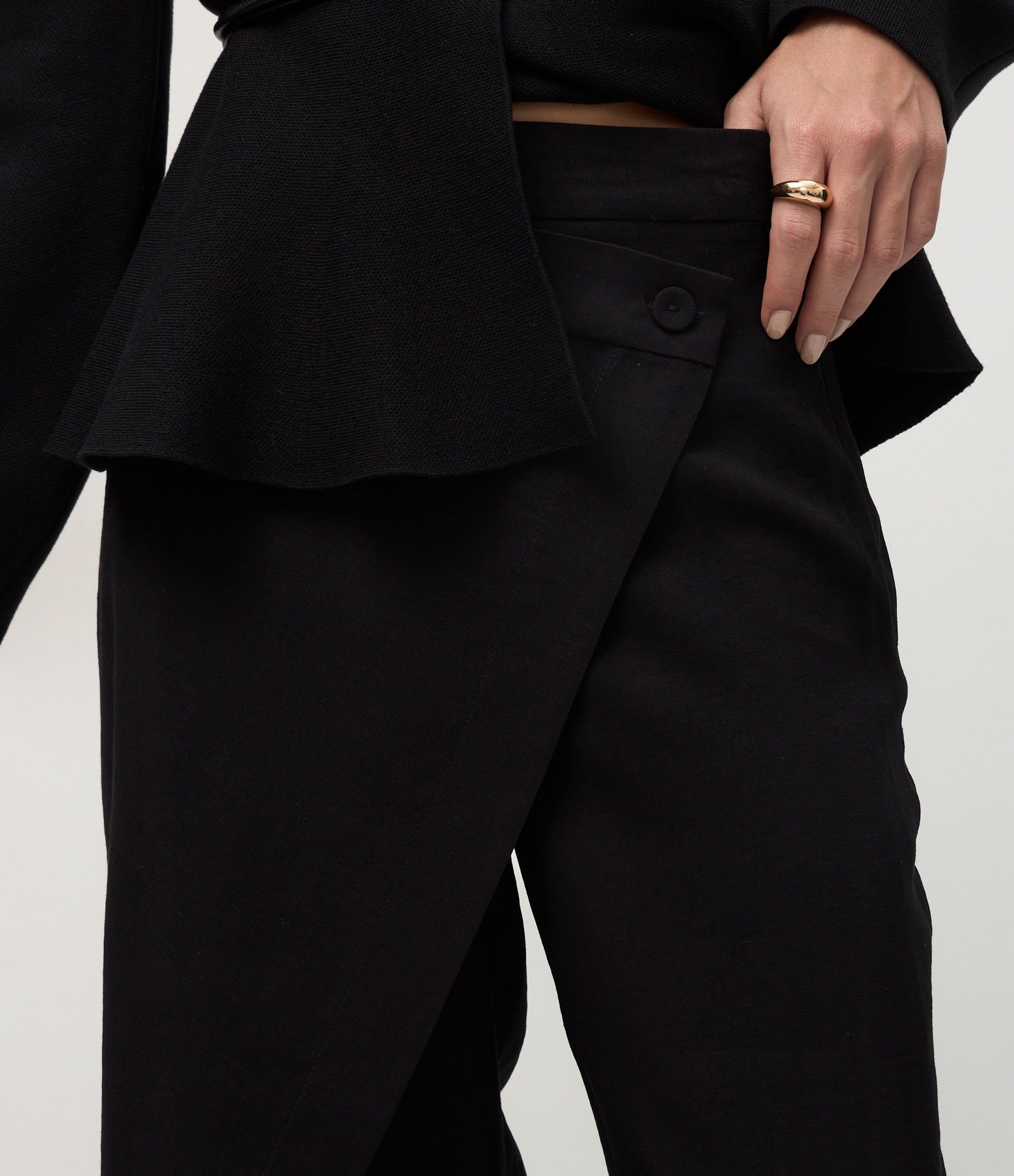 Calça Alfaiatada com Fechamento Envelope Preto 4