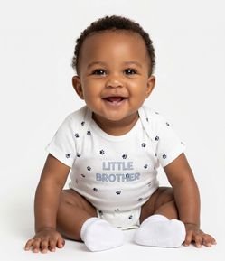 Body Bebê com Estampa Fullprint Patinhas e Lettering Little Brother  – Tam RN a 18 Meses