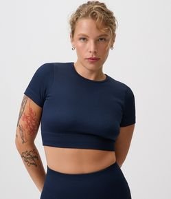Camiseta Cropped Esportiva em Microfibra Seamless com Recorte