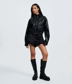 Short Curto em Cetim com Renda na Barra