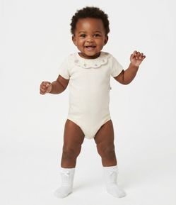 Body Bebê em Suedine com Gola Boneca Bordada Floral – Tam RN a 18 Meses