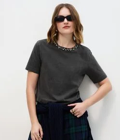 Camiseta com Efeito de Lavagem e Aplicação de Brilhos na Gola