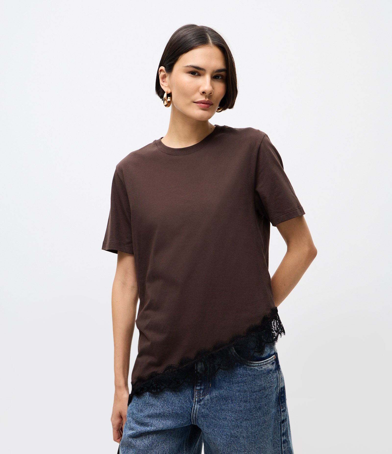 Camiseta Alongada em Algodão com Barra Assimétrica Rendada Marrom 1