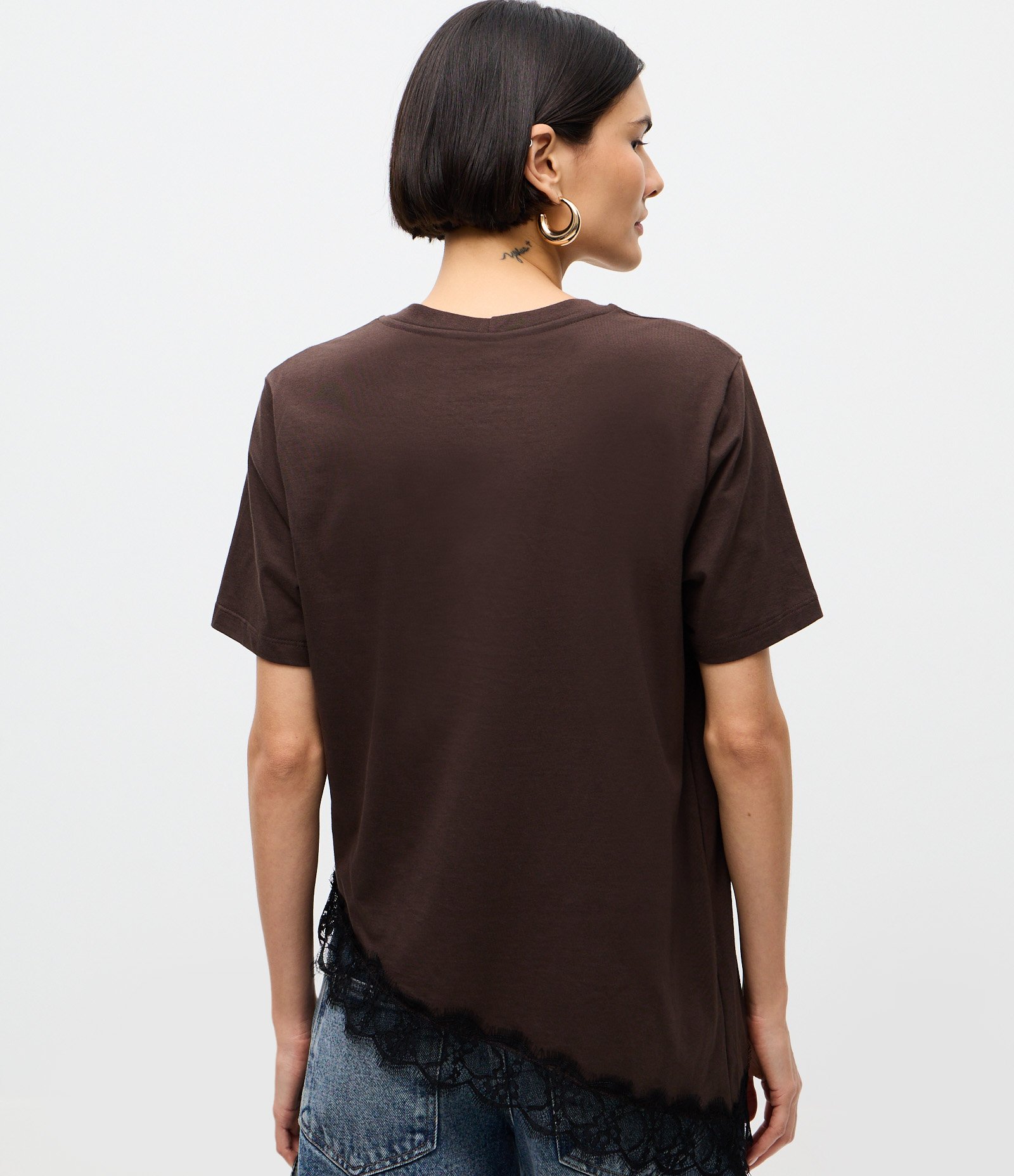 Camiseta Alongada em Algodão com Barra Assimétrica Rendada Marrom 4