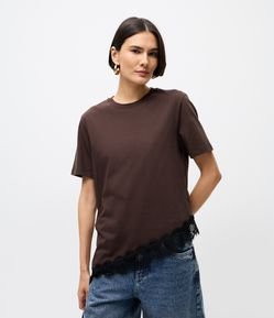 Camiseta Alongada em Algodão com Barra Assimétrica Rendada
