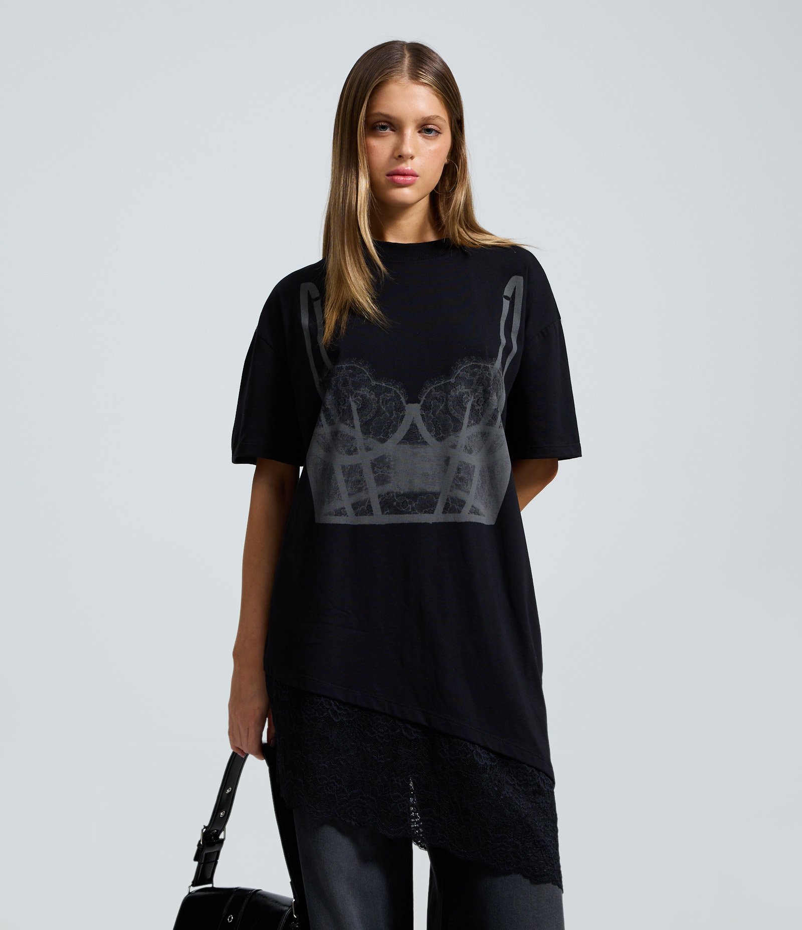 Camiseta em Algodão com Estampa Localizada e Barra Rendada Preto 1