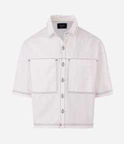 Camisa Boxy em Sarja com Bolsos Grandes e Costura Contrastante