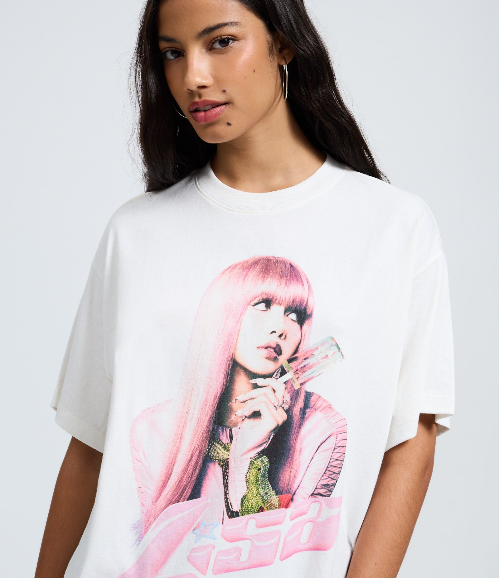 Camiseta Boxy Estampada com Cantora Lisa em Algodão Branco 3