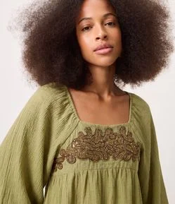 Blusa Bata em Viscose com Bordado Contrastante