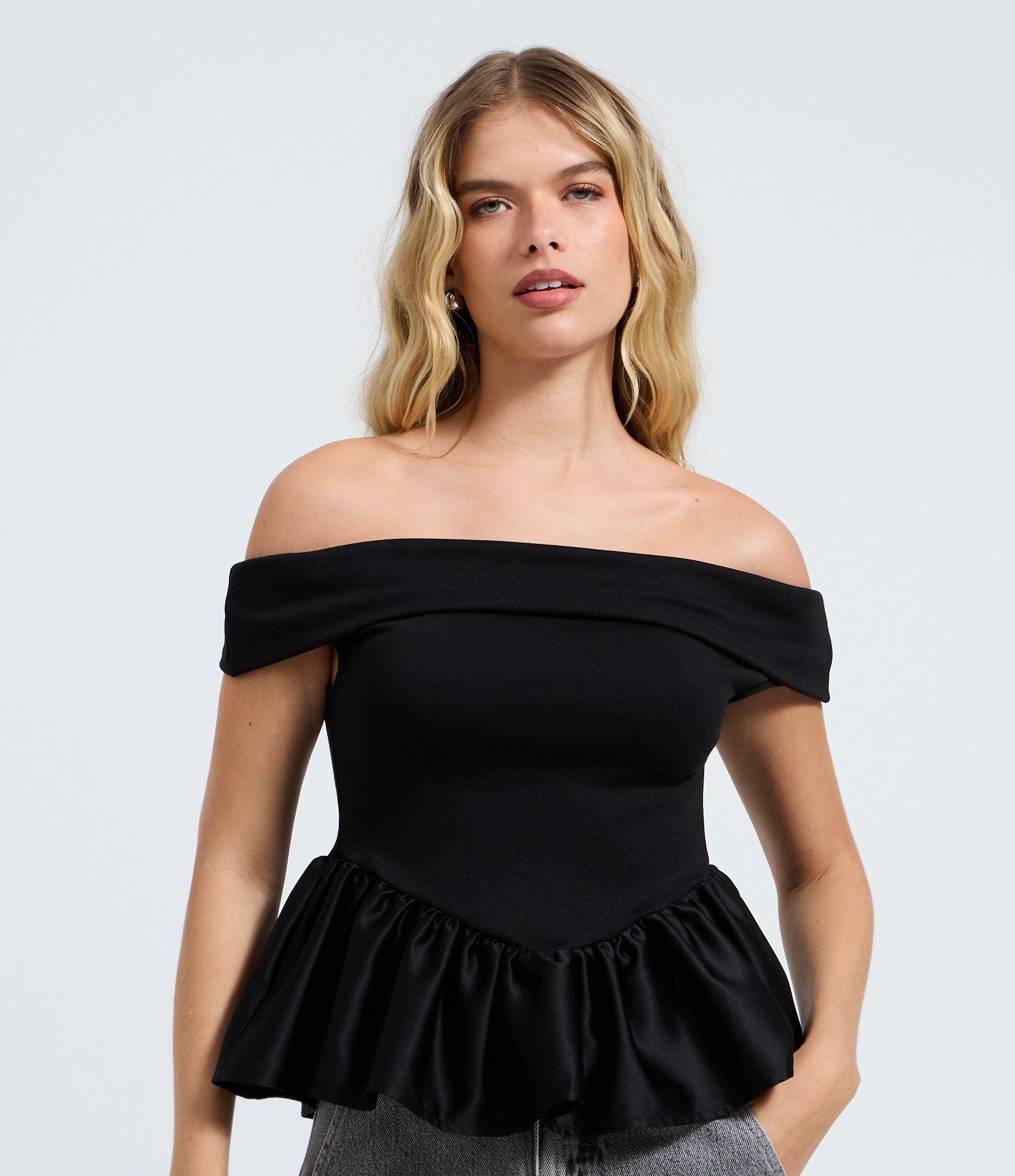 Blusa Ombro a Ombro com Peplum em Cetim Preto 1