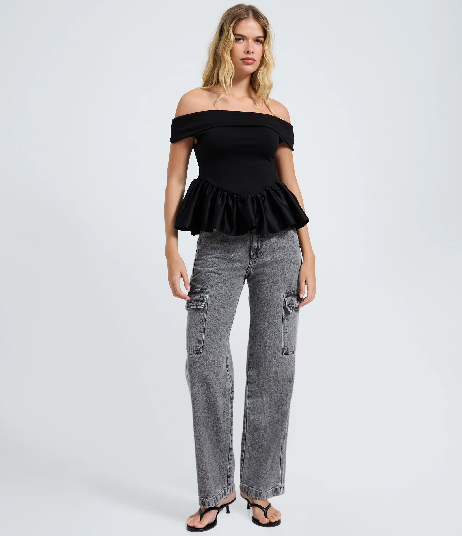 Blusa Ombro a Ombro com Peplum em Cetim Preto 2