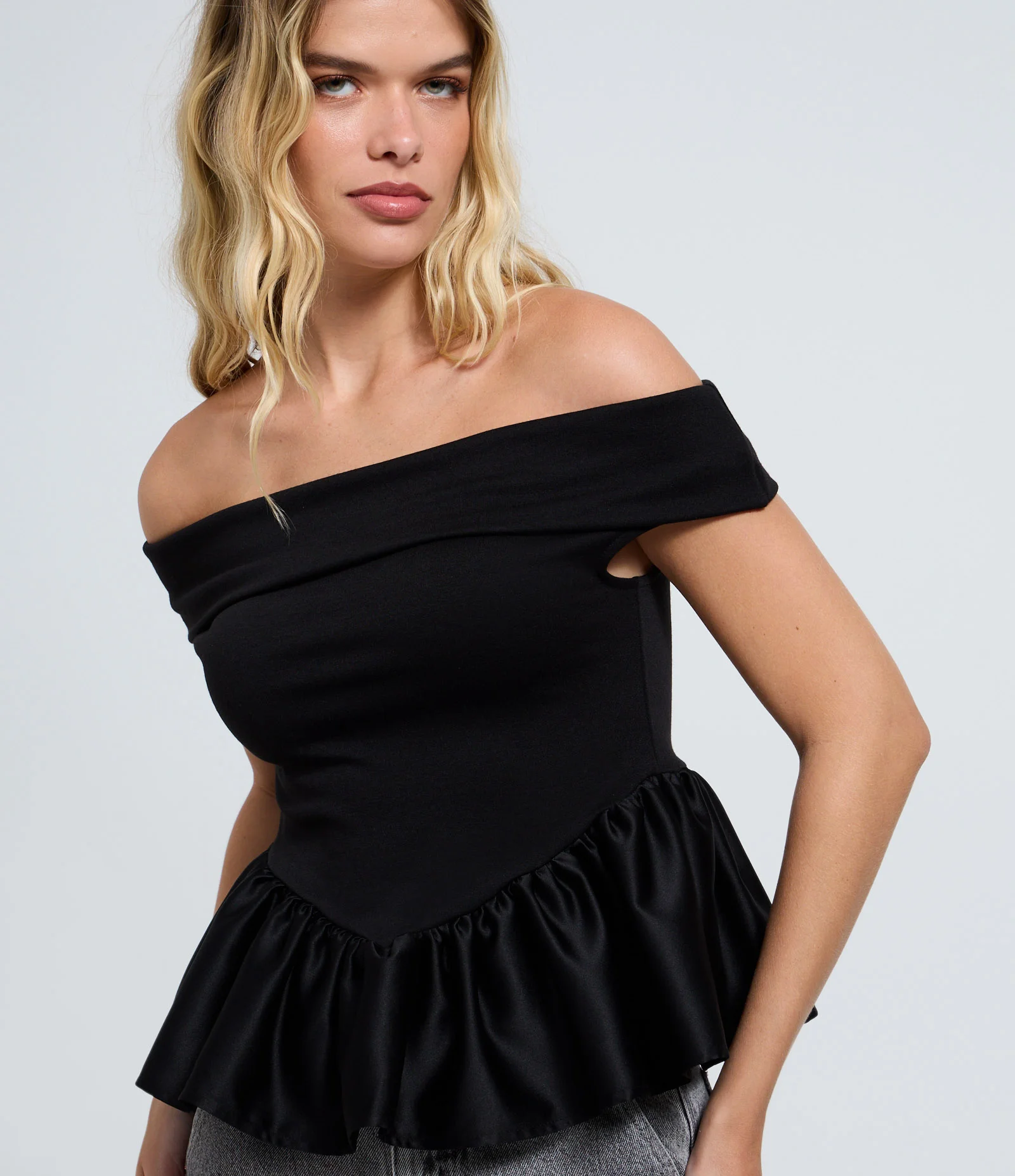 Blusa Ombro a Ombro com Peplum em Cetim Preto 3