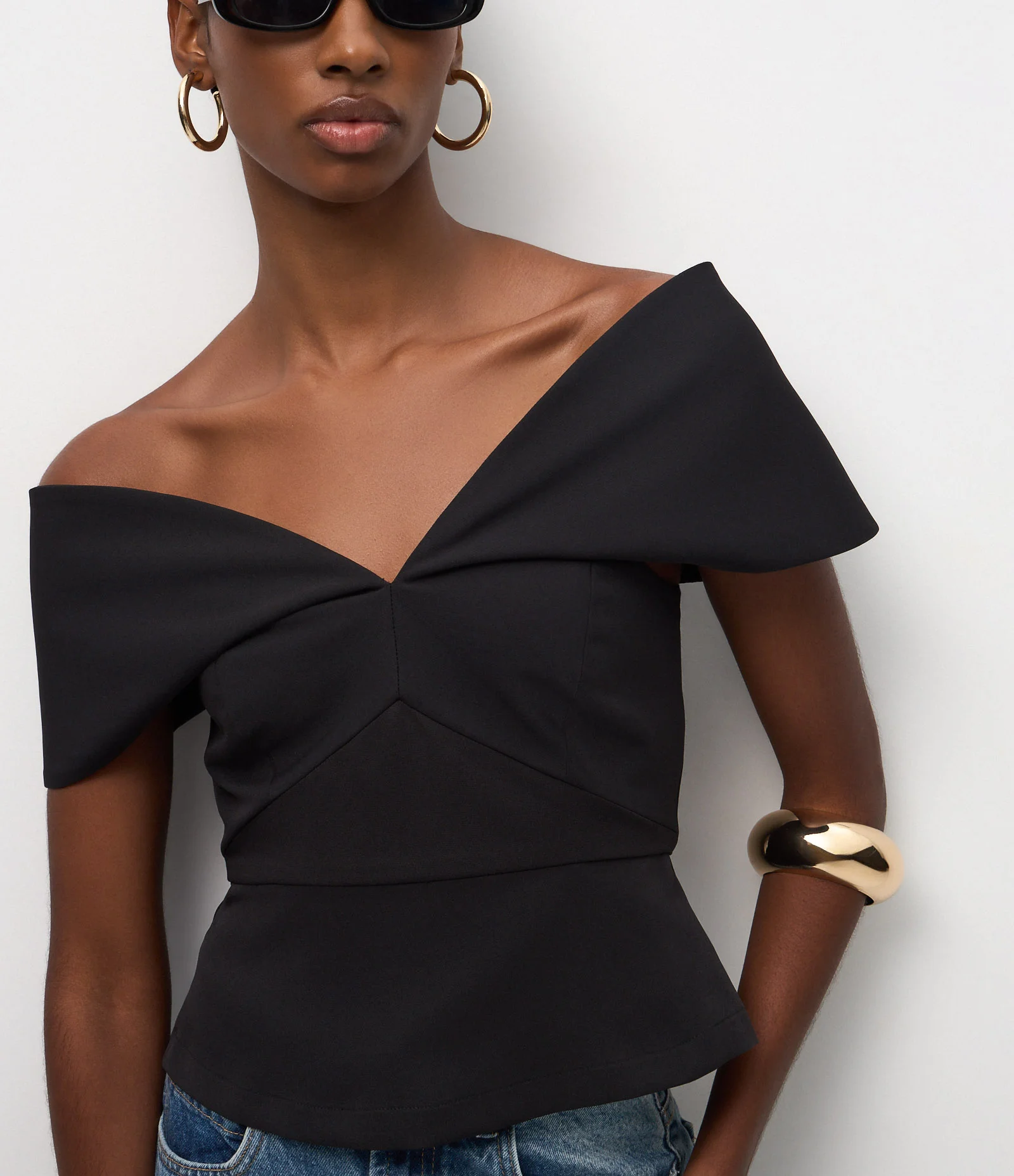 Blusa Alfaiatada Ombro a Ombro com Decote V Preto 3