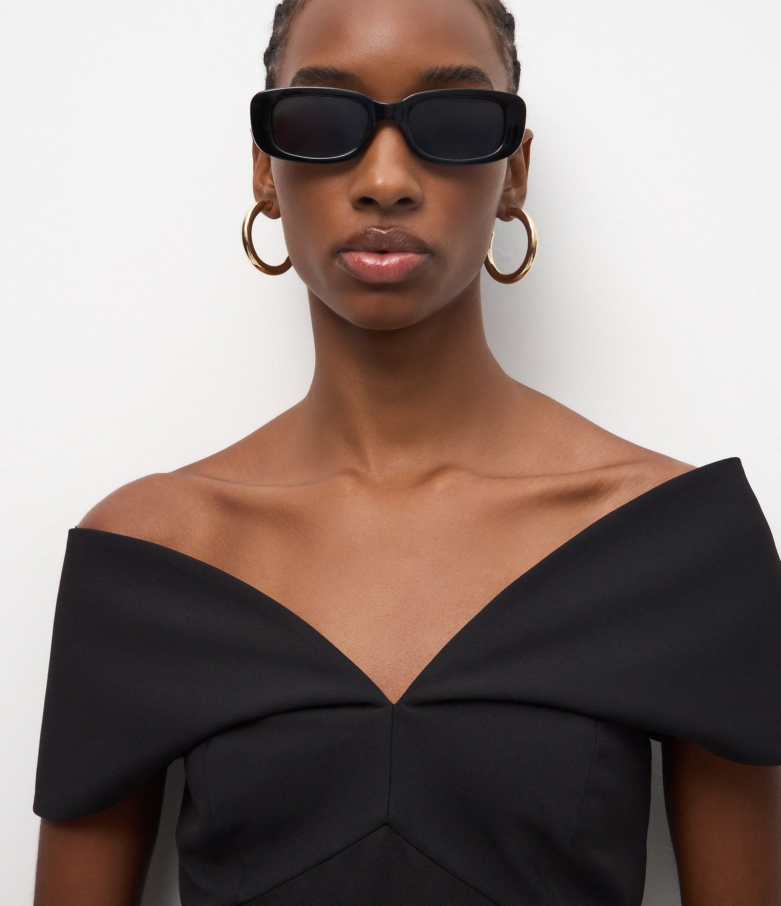 Blusa Alfaiatada Ombro a Ombro com Decote V Preto 4