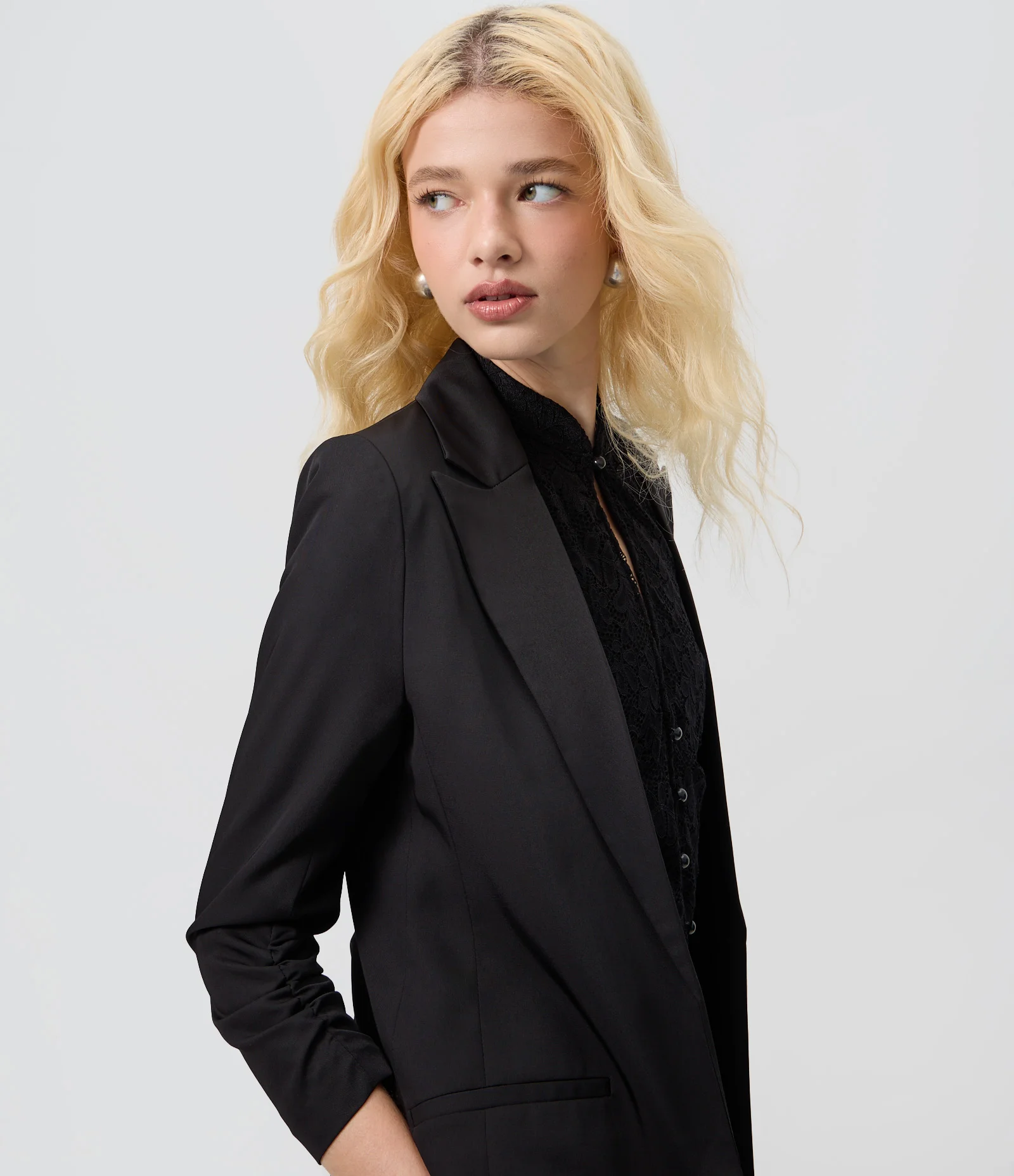Blazer Alfaiatado Alongado com Franzido nas Mangas Preto 1