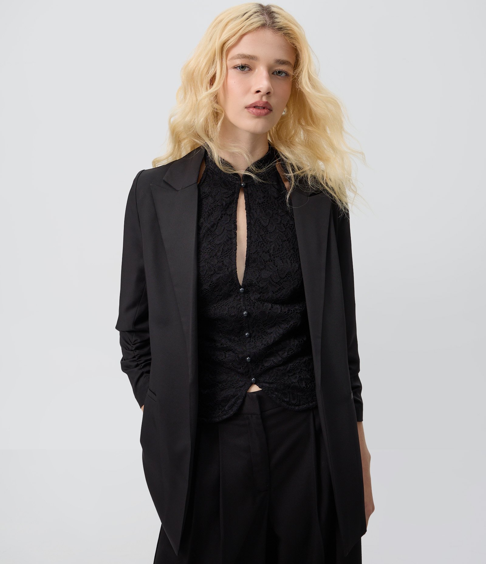 Blazer Alfaiatado Alongado com Franzido nas Mangas Preto 3