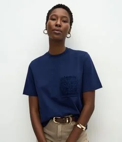 Camiseta em Algodão com Bolso Bordado