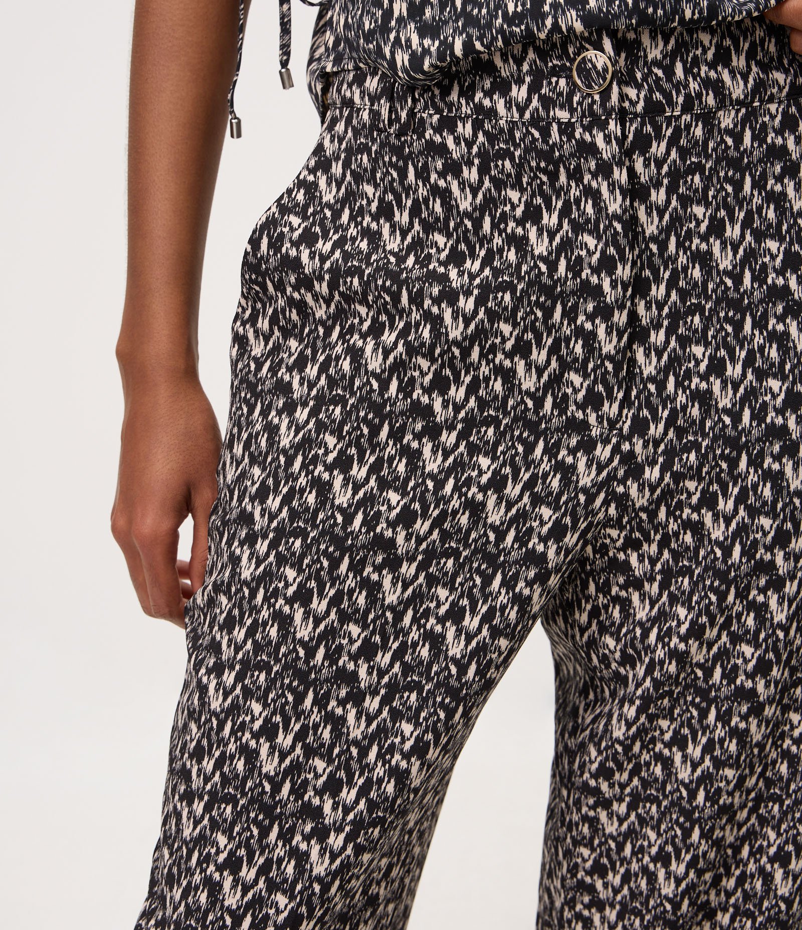 Calça Cenoura em Crepe com Estampa Geométrica e Cós Elástico Preto/Bege 4