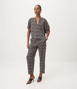 Calça Cenoura em Crepe com Estampa Geométrica e Cós Elástico
