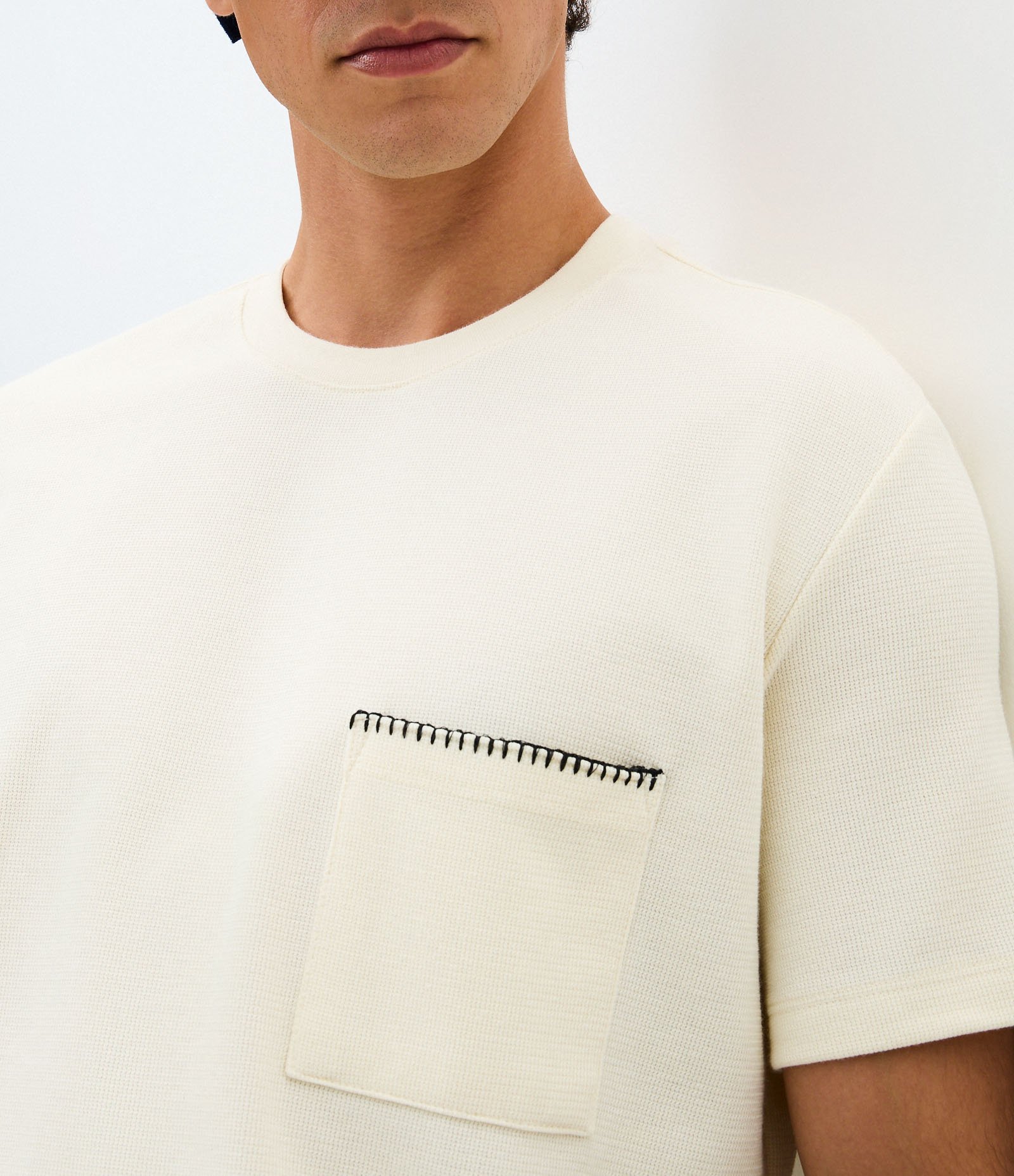 Camiseta Relaxed Texturizada com Bolso Bege 3