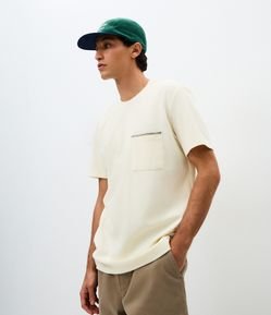 Camiseta Relaxed Texturizada com Bolso
