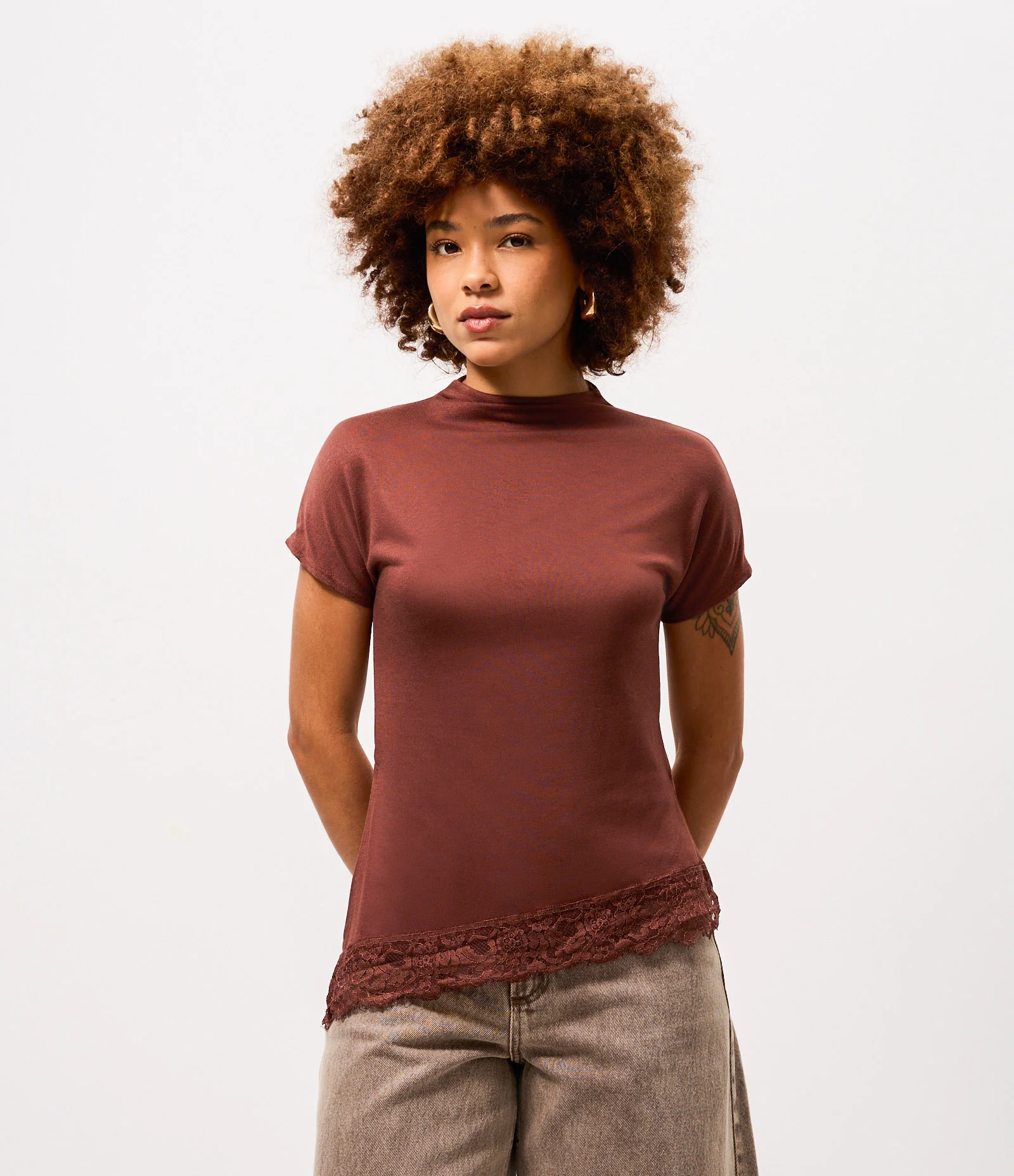 Blusa Manga Curta em Viscose com Gola Alta e Barra Rendada Marrom 1
