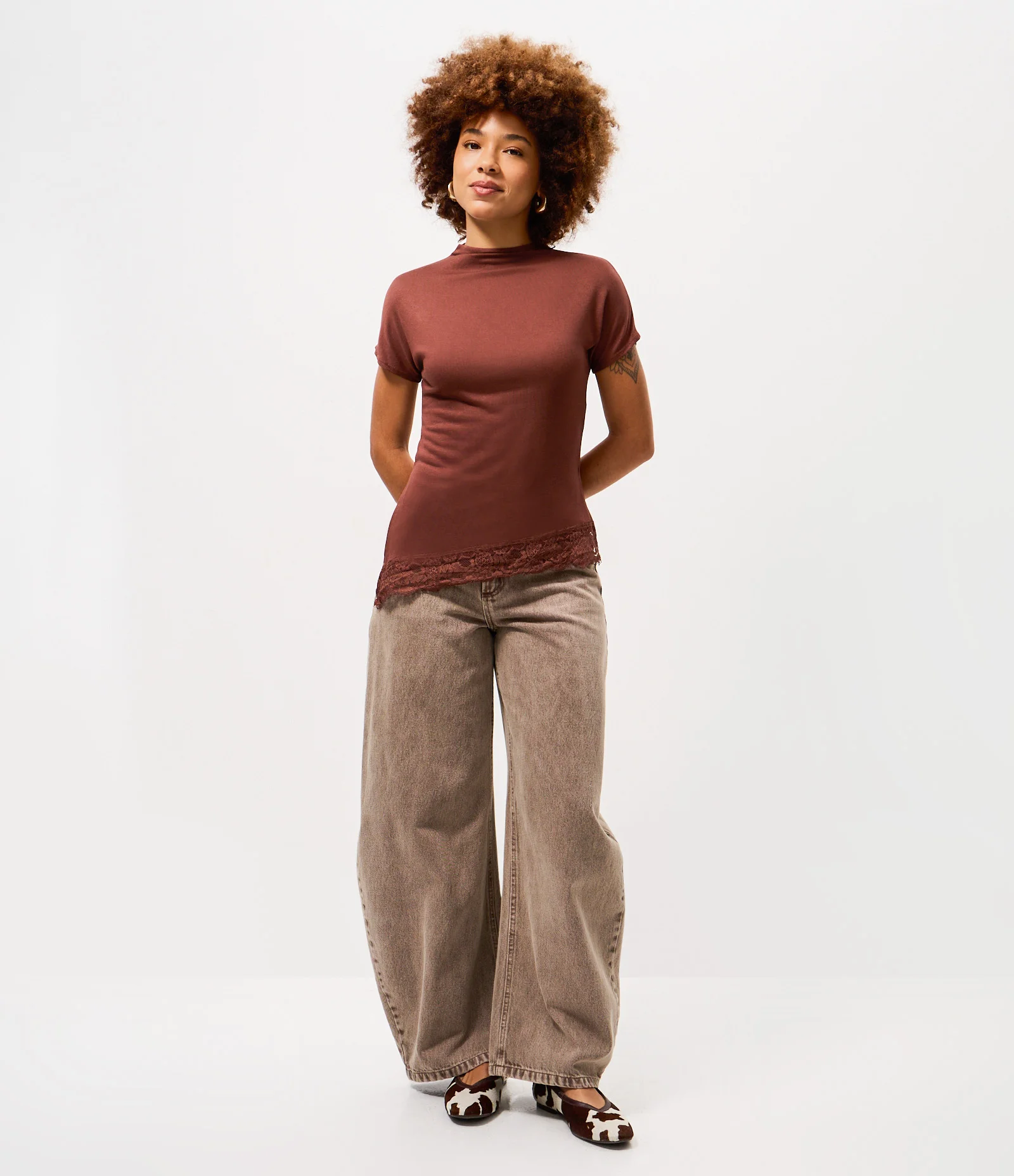 Blusa Manga Curta em Viscose com Gola Alta e Barra Rendada Marrom 2