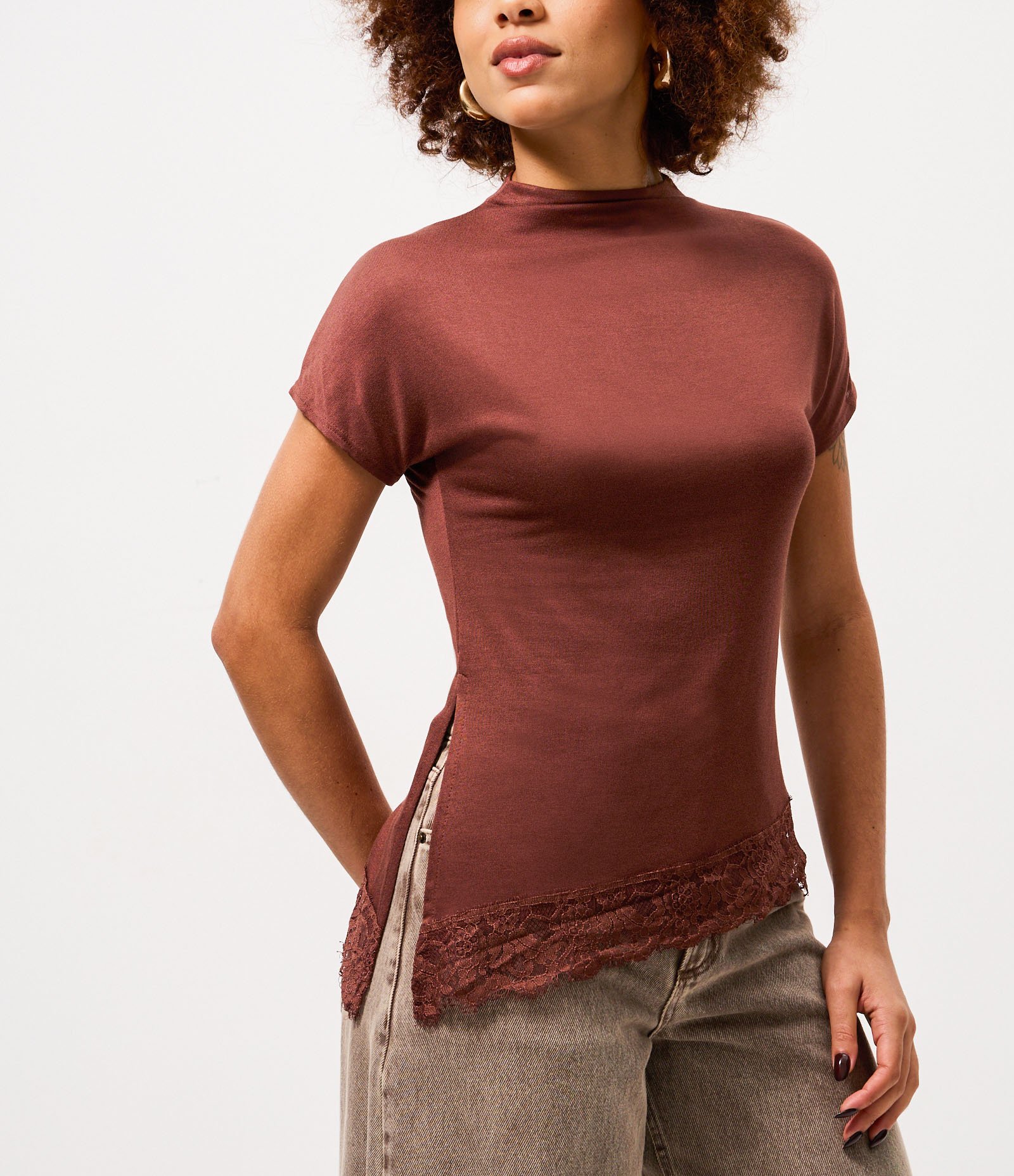Blusa Manga Curta em Viscose com Gola Alta e Barra Rendada Marrom 3