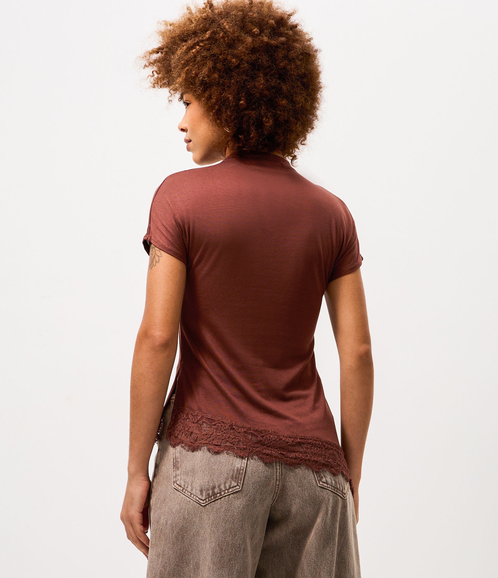 Blusa Manga Curta em Viscose com Gola Alta e Barra Rendada Marrom 4