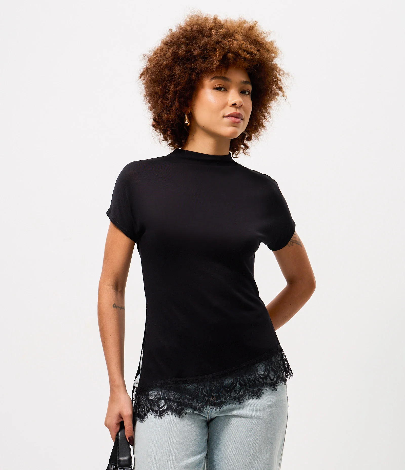 Blusa Manga Curta em Viscose com Gola Alta e Barra Rendada Preto 1