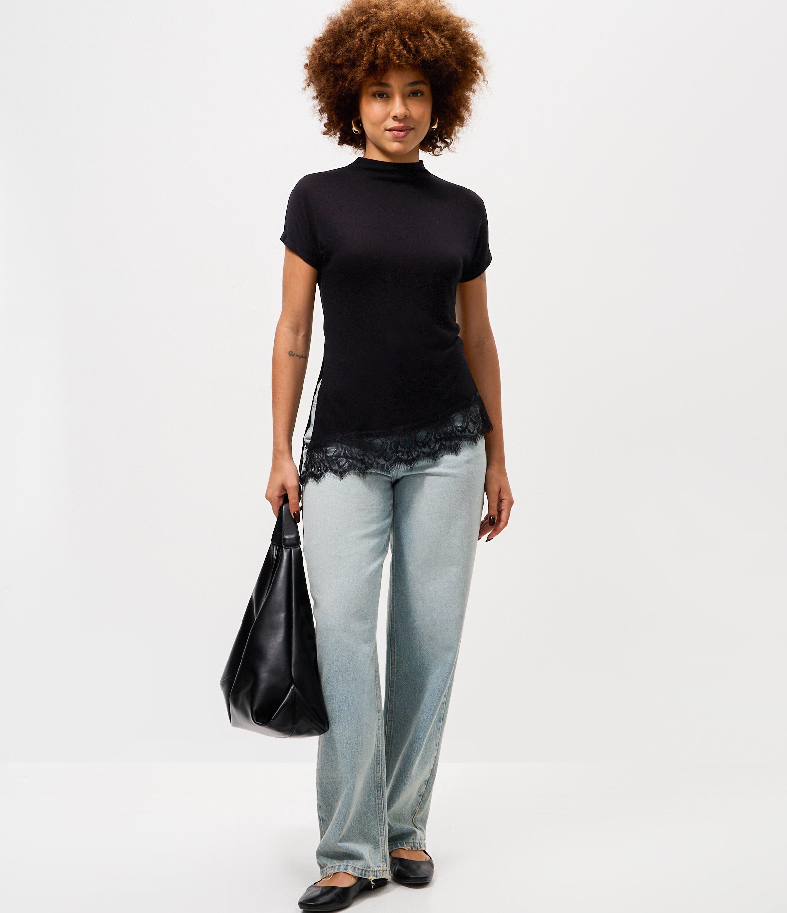 Blusa Manga Curta em Viscose com Gola Alta e Barra Rendada Preto 2