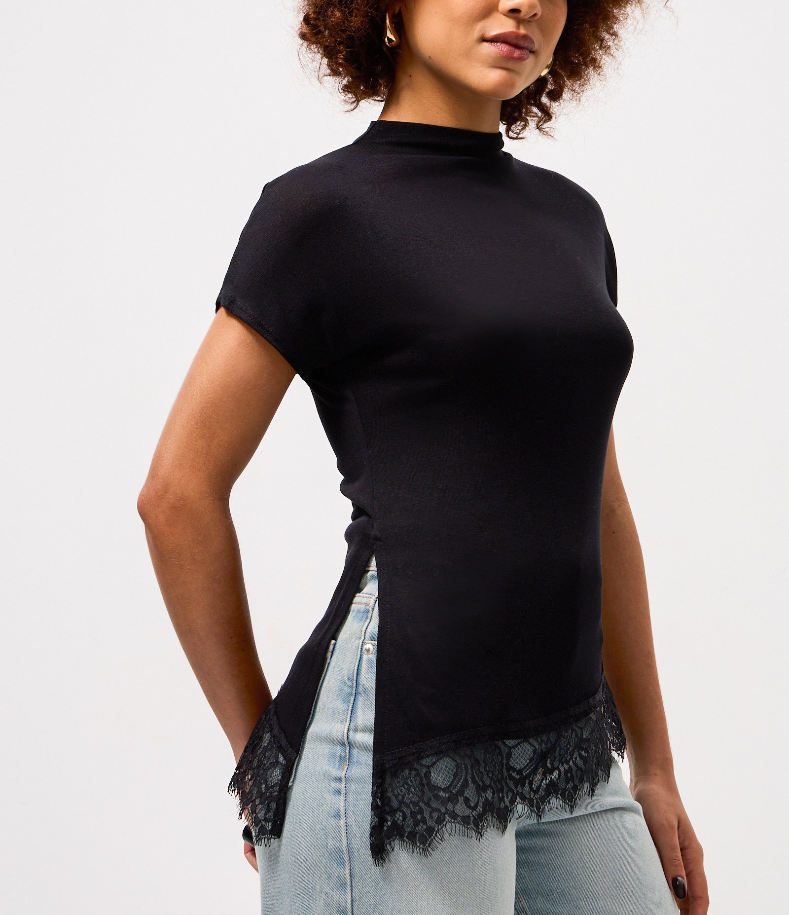 Blusa Manga Curta em Viscose com Gola Alta e Barra Rendada Preto 3