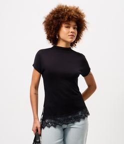 Blusa Manga Curta em Viscose com Gola Alta e Barra Rendada