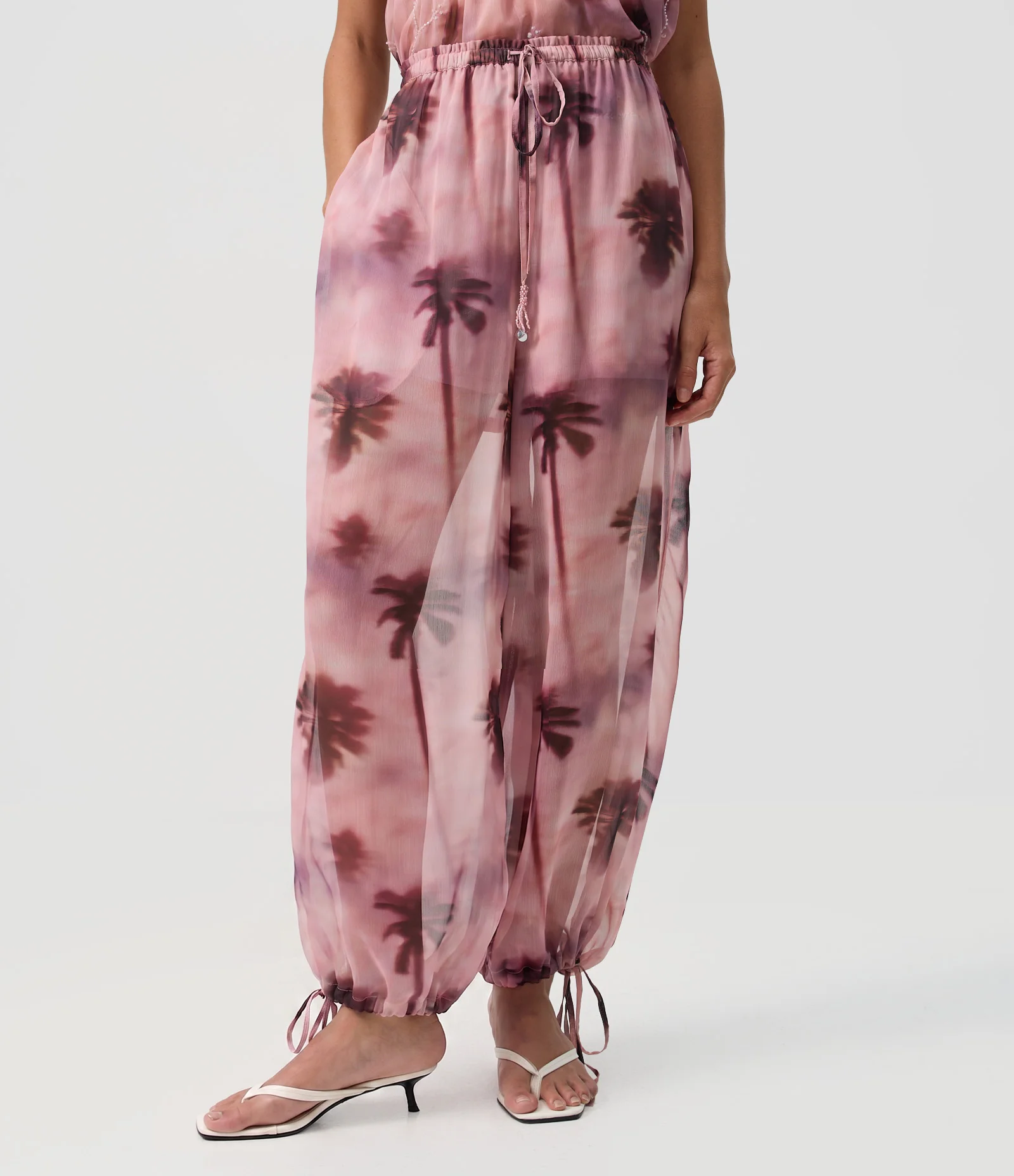 Calça Balloon com Estampa Abstrata Tropical e Amarração na Barra Lilás 2