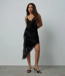 Vestido Midi Assimétrico em Veludo com Alcinha e Detalhes em Renda