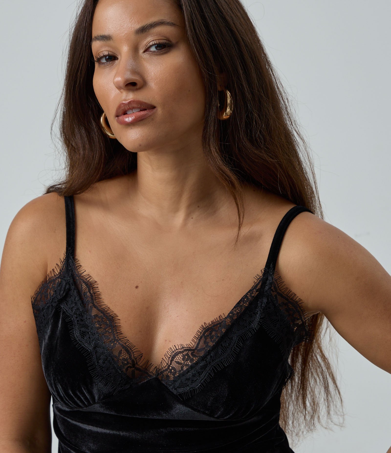 Blusa em Veludo com Alcinha e Detalhe Rendado no Busto Preto 1