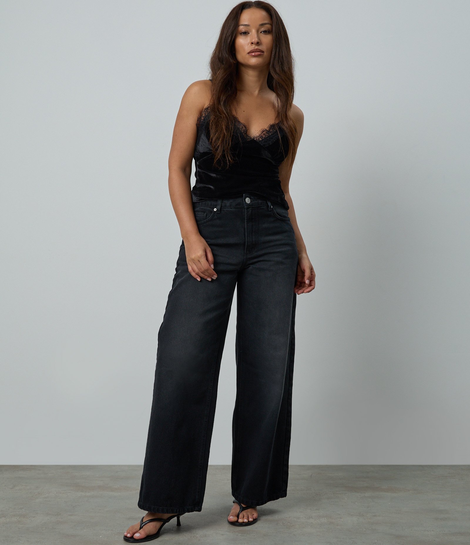 Blusa em Veludo com Alcinha e Detalhe Rendado no Busto Preto 2