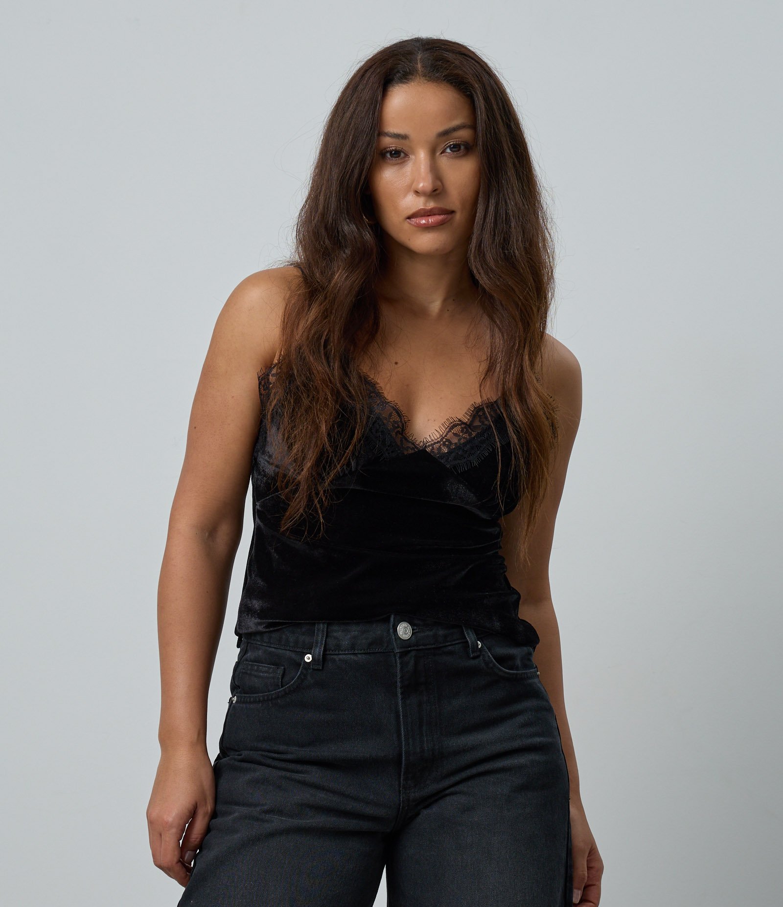 Blusa em Veludo com Alcinha e Detalhe Rendado no Busto Preto 3