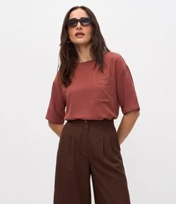 Blusa Ampla em Viscose com Aplicação de Bolso Frontal