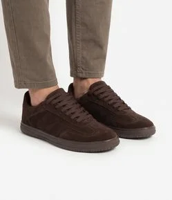 Tênis Sintético Monocromático Estilo Chuteira