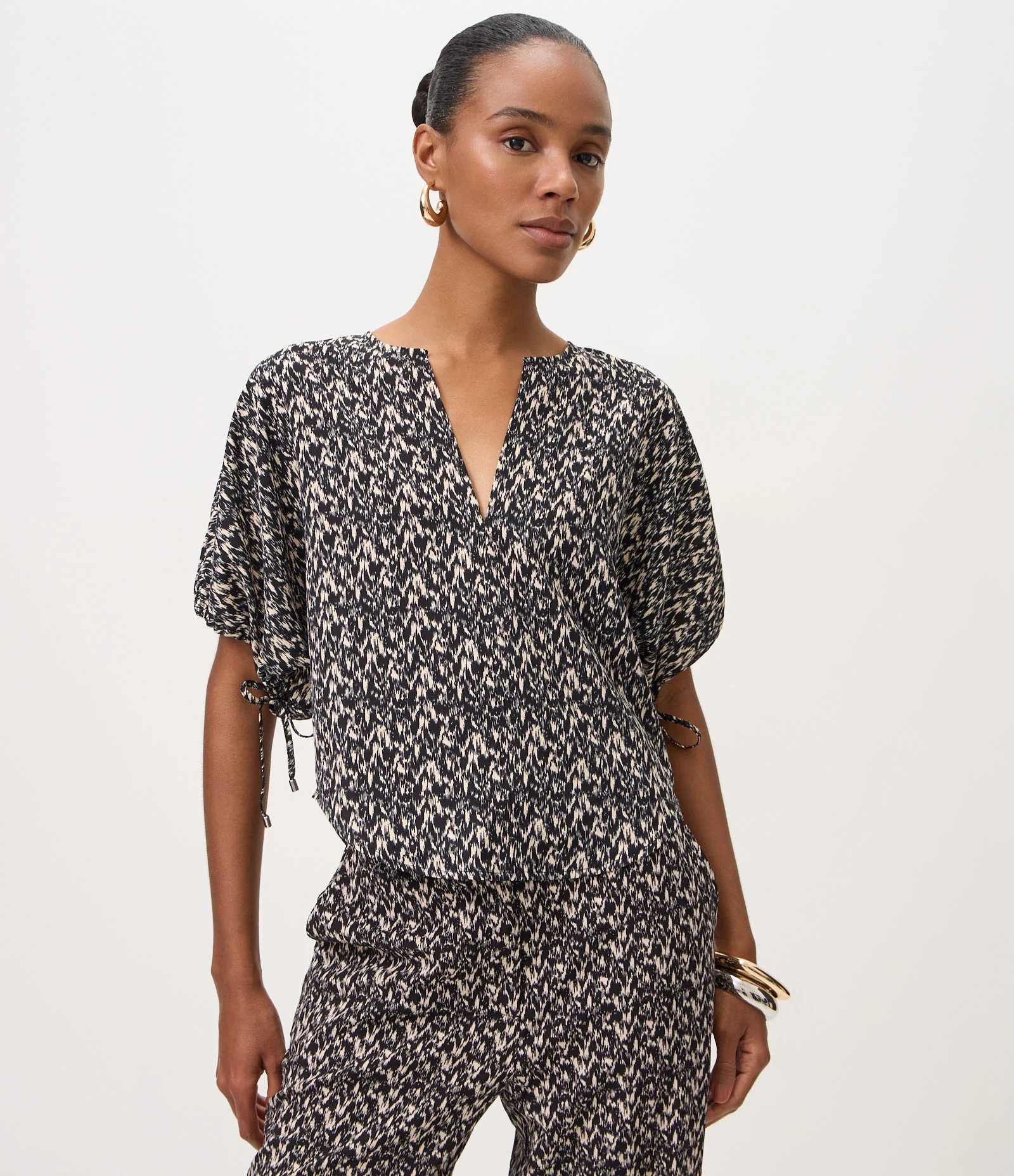 Blusa em Chiffon com Decote V e Detalhe de Colissê nas Mangas Azul/Off White 1