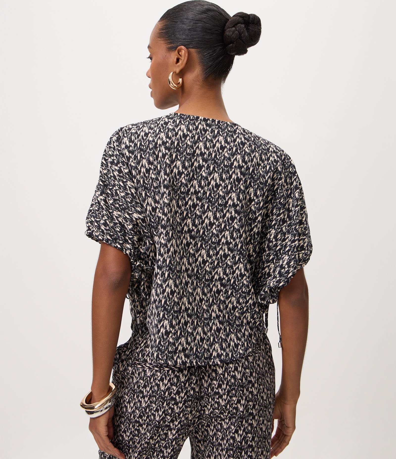 Blusa em Chiffon com Decote V e Detalhe de Colissê nas Mangas Azul/Off White 4