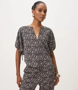 Blusa em Chiffon com Decote V e Detalhe de Colissê nas Mangas