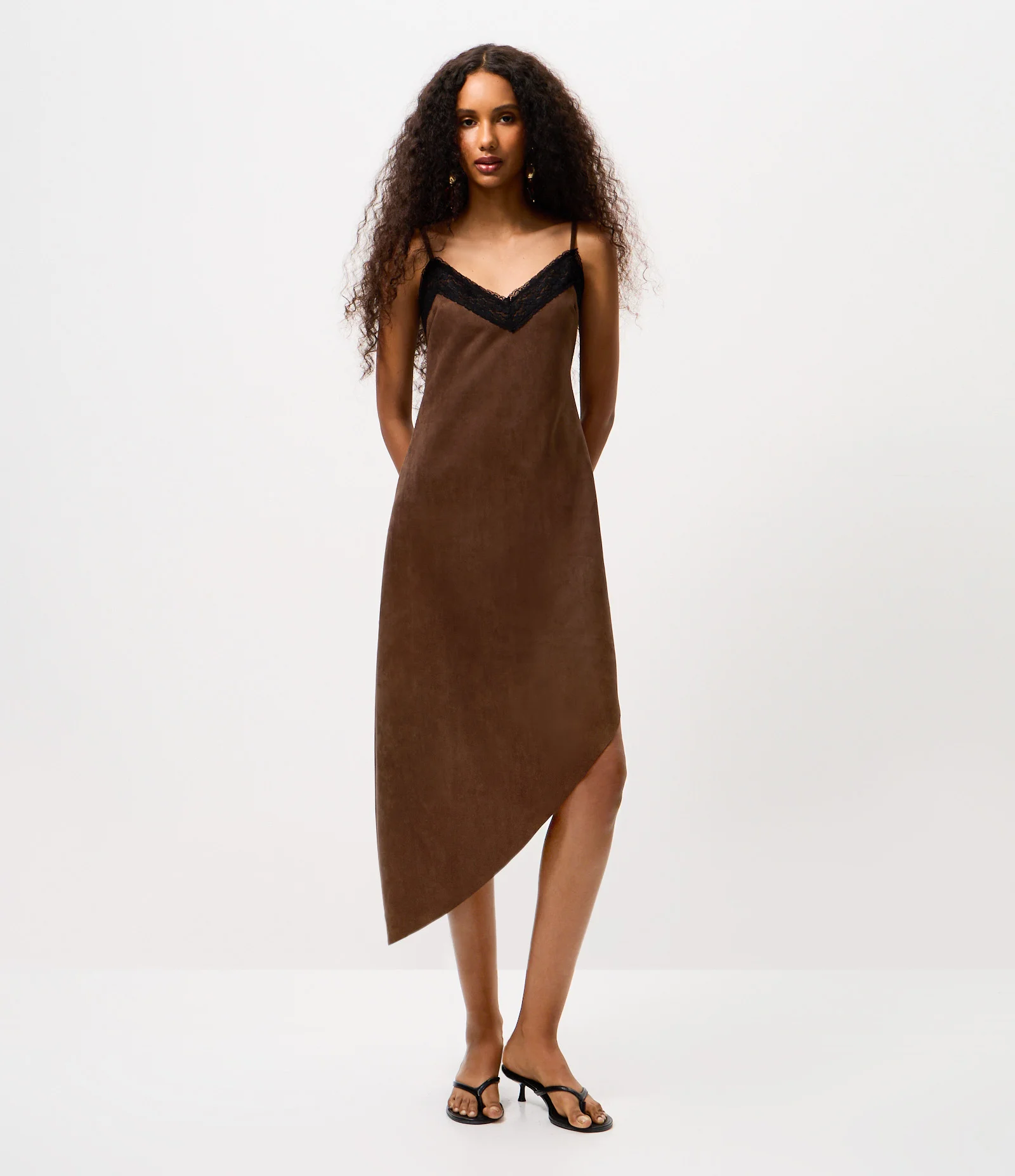 Vestido Midi de Alcinha em Suede com Barra Assimétrica e Decote Rendado Marrom 1