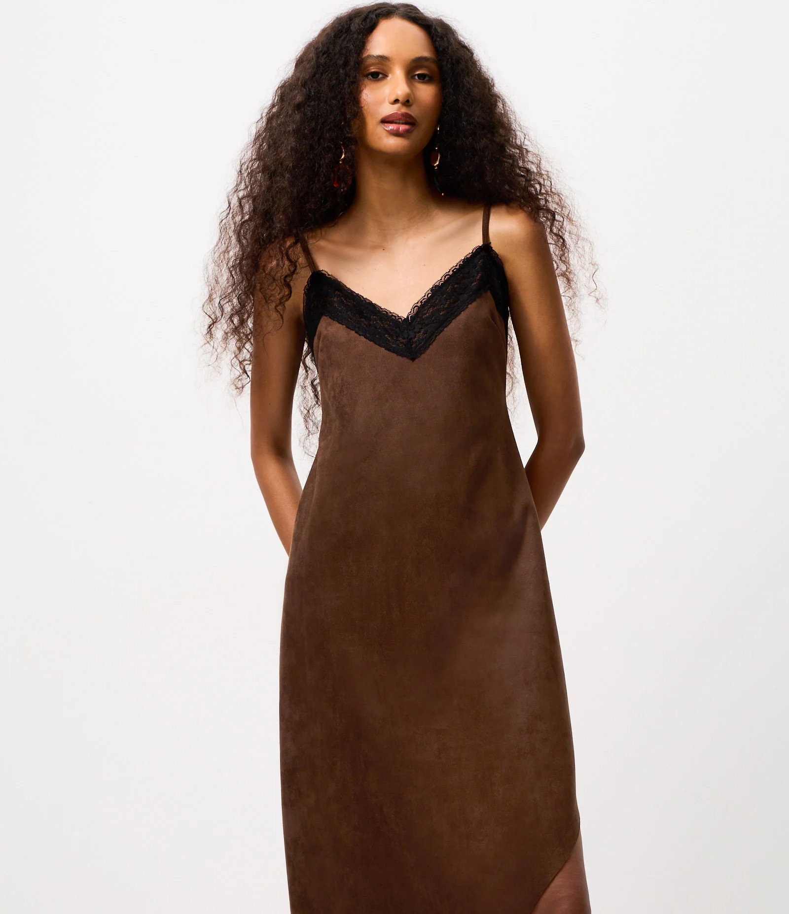 Vestido Midi de Alcinha em Suede com Barra Assimétrica e Decote Rendado Marrom 2