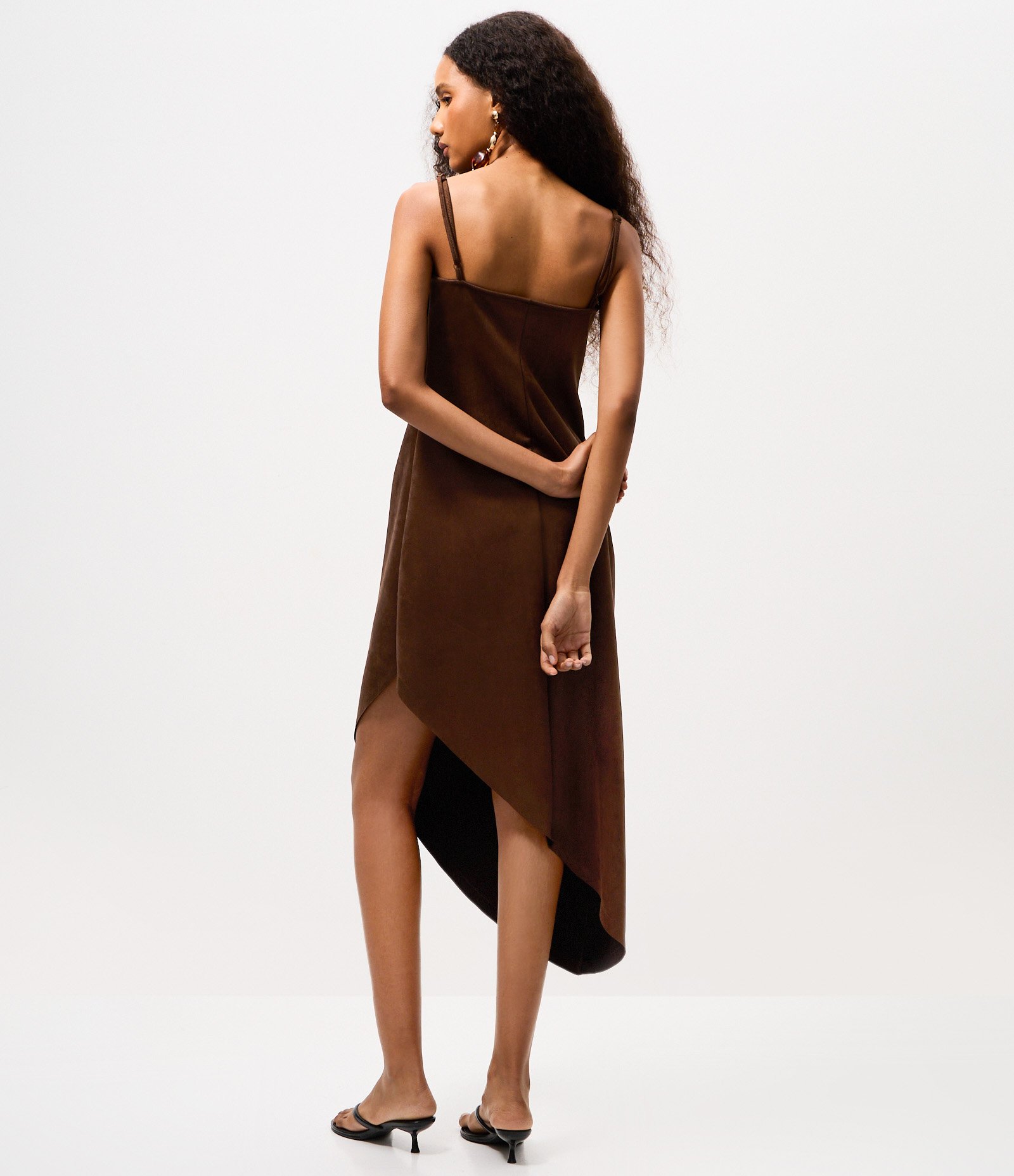 Vestido Midi de Alcinha em Suede com Barra Assimétrica e Decote Rendado Marrom 4