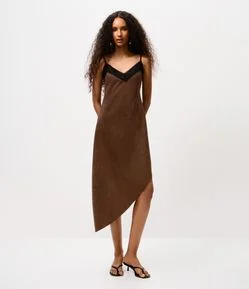 Vestido Midi de Alcinha em Suede com Barra Assimétrica e Decote Rendado