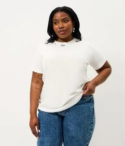 Blusa Regular com Aplicação de Termocolante no Decote Curve & Plus Size