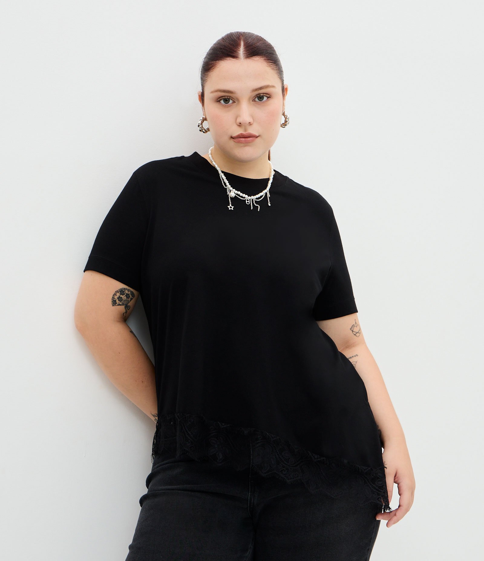 Blusa Manga Curta com Renda Irregular na Barra Curve & Plus Size Preto 1